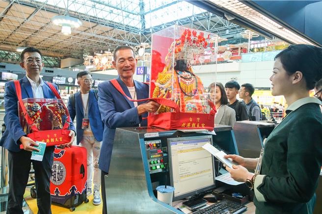 「北港媽祖美國遶境文化藝術節巡禮」活動即將自5月14日至5月26日在美國展開，北港朝天宮董事長蔡咏鍀一早帶領媽祖和2位護法將軍神像，搭乘長榮航空出發美國，長榮航空除了擔任指定航空之外，也協助安排北港媽祖相關禮遇事宜。（陳麒全攝）