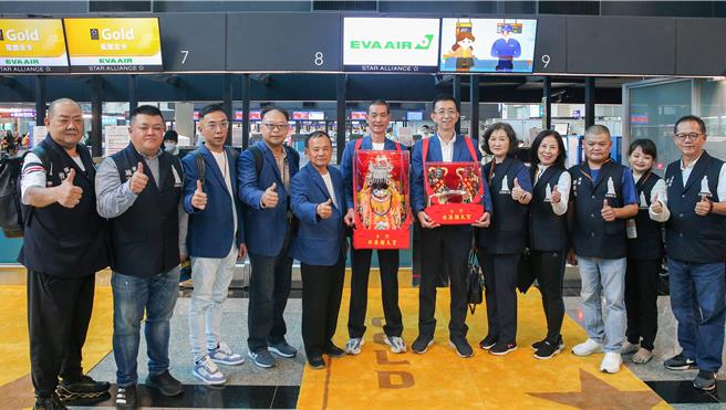 「北港媽祖美國遶境文化藝術節巡禮」活動即將自5月14日至5月26日在美國展開，北港朝天宮董事長蔡咏鍀一早帶領媽祖和2位護法將軍神像，搭乘長榮航空出發美國，長榮航空除了擔任指定航空之外，也協助安排北港媽祖相關禮遇事宜。（陳麒全攝）