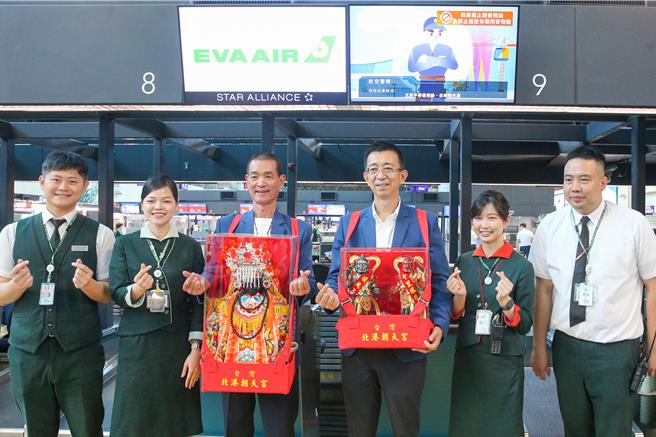 「北港媽祖美國遶境文化藝術節巡禮」活動即將自5月14日至5月26日在美國展開，北港朝天宮董事長蔡咏鍀一早帶領媽祖和2位護法將軍神像，搭乘長榮航空出發美國，長榮航空除了擔任指定航空之外，也協助安排北港媽祖相關禮遇事宜。（陳麒全攝）