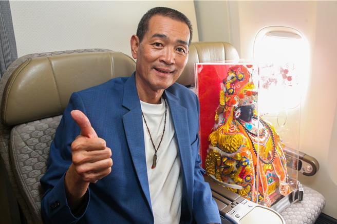 「北港媽祖美國遶境文化藝術節巡禮」活動即將自5月14日至5月26日在美國展開，北港朝天宮董事長蔡咏鍀一早帶領媽祖和2位護法將軍神像，搭乘長榮航空出發美國。（陳麒全攝）