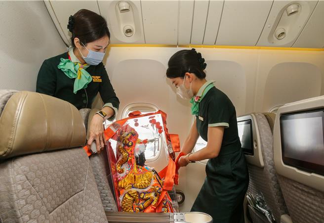 「北港媽祖美國遶境文化藝術節巡禮」活動即將自5月14日至5月26日在美國展開，長榮航空除了擔任指定航空之外，也協助安排北港媽祖相關禮遇事宜。（陳麒全攝）