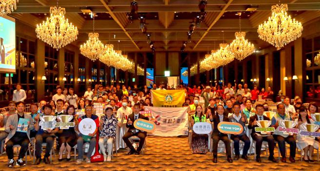 112年高雄市體育有功人員表揚典禮，林欽榮副市長與獲獎者及各屆體育菁英大合照。（圖片來源：高雄市運動發展局提供）