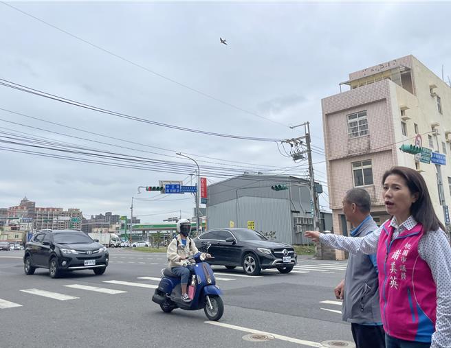 桃园市中坜区中正、志广与三民路口为多岔路口，市府交通局在道路画设分向槽化线，因设计不良导致行经车辆会压到槽化线因此被开罚单，市议员谢美英邀集相关单位会勘，要求交通局设法改善。（吕筱蝉摄）