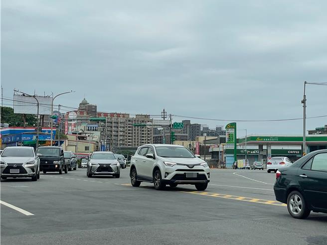桃园市中坜区中正、志广与三民路口为多岔路口，市府交通局在道路画设分向槽化线，因设计不良导致行经车辆会压到槽化线因此被开罚单，市议员谢美英邀集相关单位会勘，要求交通局设法改善。（吕筱蝉摄）