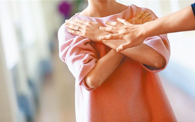 菲律宾籍马姓神父在堂办公室内，强吻女性友人还摸其私密处，被依强制猥亵罪起诉。（中时资料照）