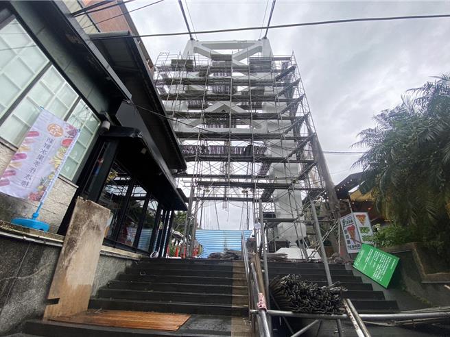 施姓工人疑因不慎踩空，从6层楼高的鹰架摔落地面，当场失去意识陷入昏迷。（民眾提供）