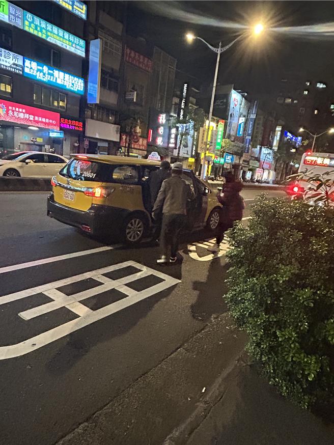 国民党台北市议员张斯纲14日公布照片，直指准交通部长李孟谚密会涉嫌掏空远东航空董座张纲维。（张斯纲办公视提供／丁上程台北传真）