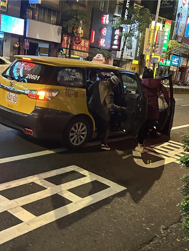 国民党台北市议员张斯纲14日公布照片，直指准交通部长李孟谚密会涉嫌掏空远东航空董座张纲维。（张斯纲办公视提供／丁上程台北传真）