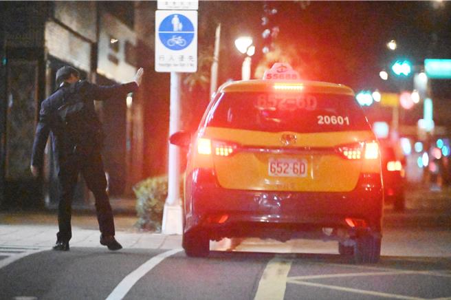 国民党台北市议员张斯纲14日公布照片，直指准交通部长李孟谚密会涉嫌掏空远东航空董座张纲维。（张斯纲办公视提供／丁上程台北传真）