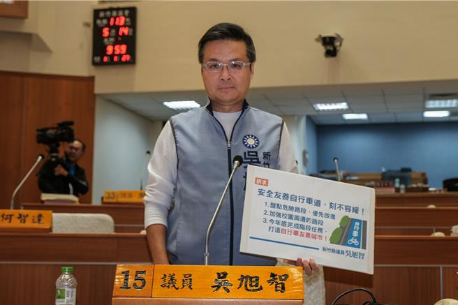 新竹县议员吴旭智14日在议会总质询时，要求县府规画安全自行车道，竹北市设立转运中心整合大眾运输。（罗浚滨摄）