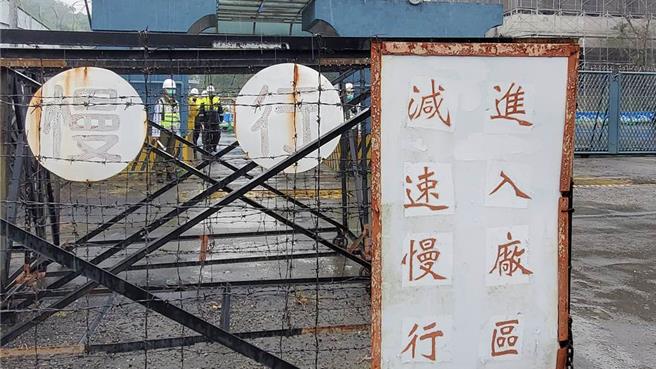 國防部軍備局生產製造中心第205廠林姓上校主任、林姓及呂姓士官長20次接受廠商招待，到舞廳、酒店飲酒狂歡，還收受數萬至十來萬元不等賄款，事後洩漏「機軸半成品採購案」圖面、驗收標準給廠商遭舉報。高雄地院依貪汙治罪條例，判林男等人2年5月、2年7月，呂男緩刑，可上訴。（本報資料照片）