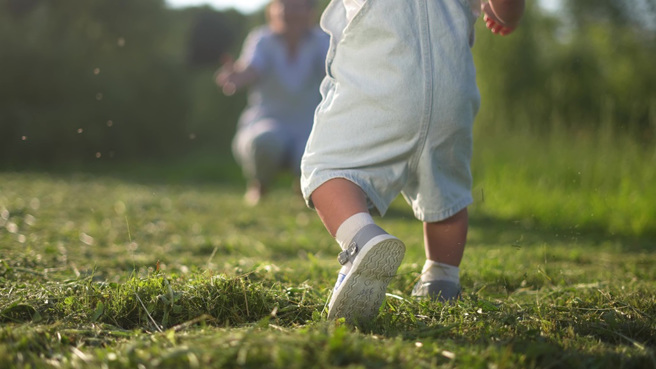 3岁小孩在过马路停等红绿灯时，突然挣脱妈妈的手暴衝，结果被来车撞飞。（示意图：Shutterstock／达志）