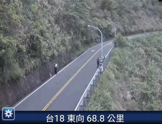 嘉义县消防局14日中午12点43分接获民眾报案，指称台18线68.8公里处有人疑似坠落300米深山谷。（读者提供∕吕妍庭嘉义传真）