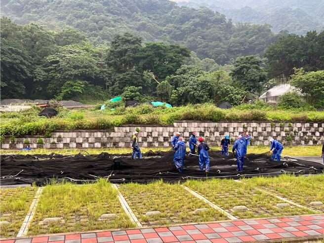 宜蘭縣東澳粉鳥林漁港廣場用地改善工程停車場空間尚未啟用，目前作為漁民整補漁網的空間，今天議會總質詢時議員批縣府帶頭違規。（宜蘭縣政府提供／李忠一宜蘭傳真）