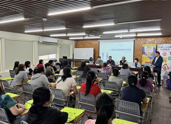 新竹市警局第二分局和市府劳工处、移民署新竹市专勤队、市警局外事科等单位于5月13日前往大智国际人力仲介公司，以多国语言进行识诈及人口贩运宣讲。（警方提供／王惠慧新竹传真）
