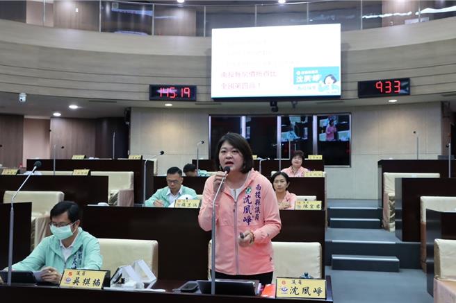 議員沈夙崢14日質詢，南投縣房價所得比全國第4高，萬一青宅遭出租或遭法拍拋售怎防弊？青宅可能成為建商炒房的一環。（南投縣議會提供／楊靜茹南投傳真）