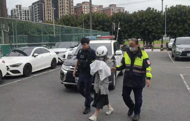 蘇女被帶回警局偵訊。（中和警分局提供）