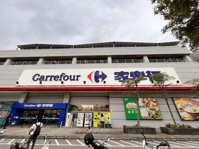 歷经纵火意外半年，家乐福中原店明（15日）重新开幕。（吴奕萱摄）