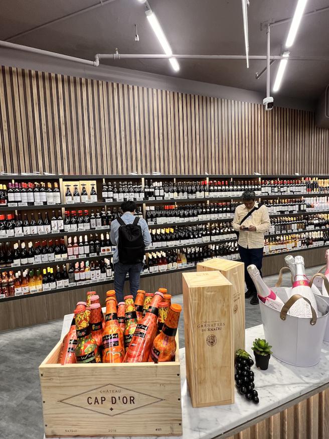 家乐福中原店与酒类零售店龙头「酒条通集团」合作，成立「24小时酒类零售店中店」。（吴奕萱摄）★《中时新闻网》关心您：饮酒过量，有碍健康。酒后不开车，安全有保障！