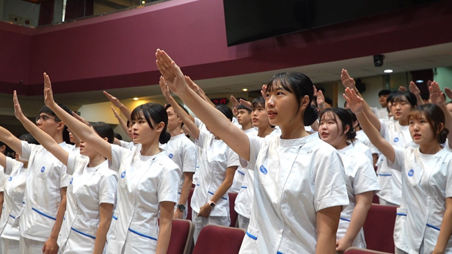 加冠儀式的同時，受冠的學生齊聲宣誓南丁格爾誓言。(照片/國立暨南國際大學提供)