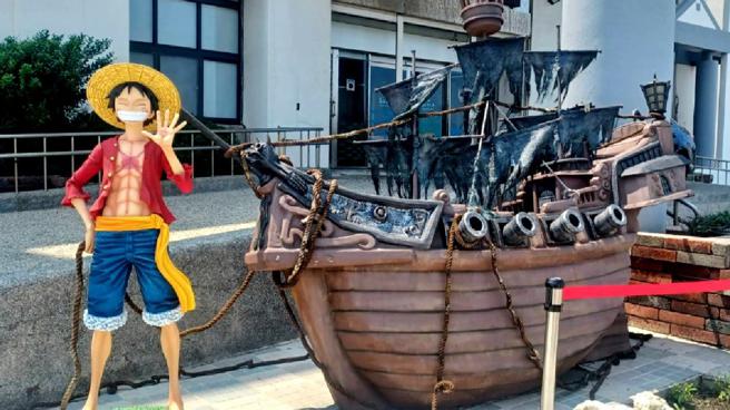 花火节《航海王》5大打卡点吸睛，图为私人珍藏版鲁夫与模型船。（图／澎湖县政府）