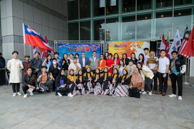 外籍学生欢乐留影纪念。(照片/健行科技大学提供)