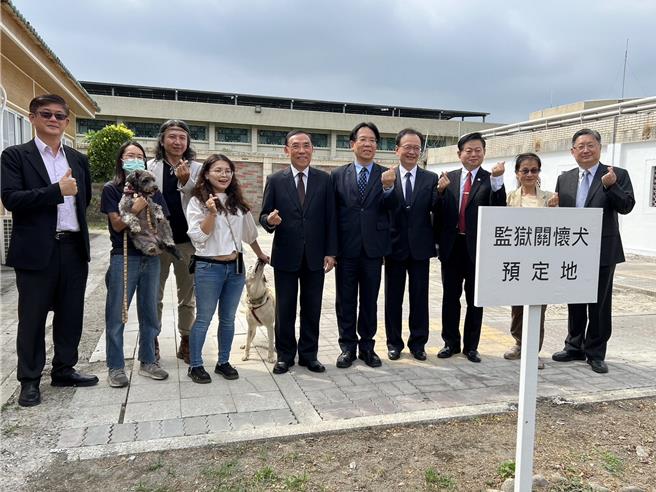 屏东监狱与屏科大工作犬训练中心合作，训练监狱社交关怀犬。（立委锺佳滨服务处提供／罗琦文屏东传真）