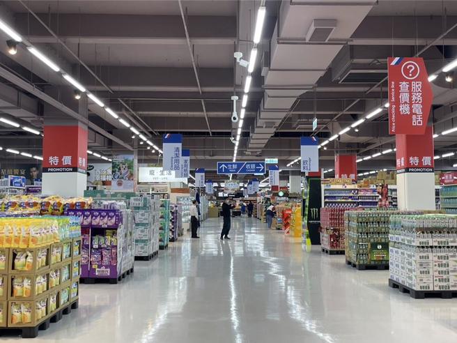 3屁孩玩火酿停业半年，家乐福中原店5月15日重新开幕。（吕筱蝉摄）