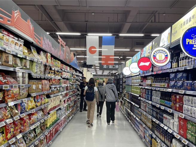 3屁孩玩火酿停业半年，家乐福中原店5月15日重新开幕。（吕筱蝉摄）