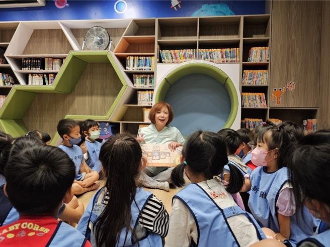台中市太平区新平国小学校社区共读站14日上午启用，立委何欣纯到场为共读站揭牌并为学童说故事，她并提到，台中县、市区学校资源和设施间仍有落差，如何弥平落差是必须正视的问题。（何欣纯办公室提供／潘虹恩台中传真）