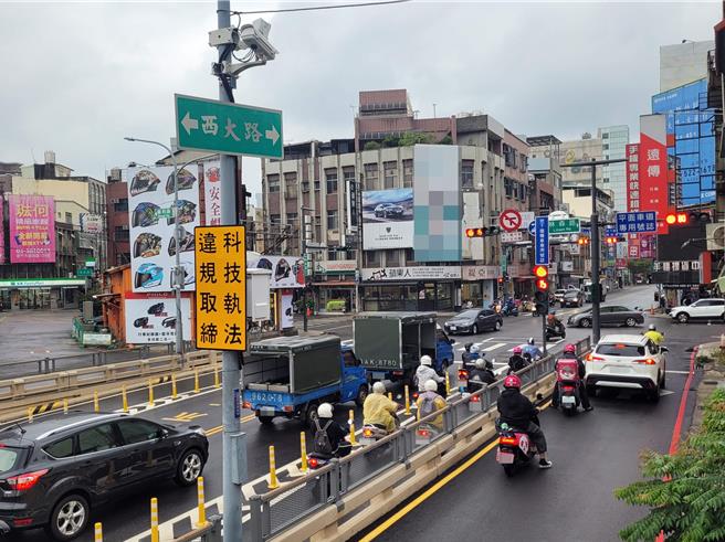 為推動人本交通、停讓文化，新竹市警察局於市區5大路口新增、擴充科技執法取締功能。圖為西大路與林森路口科技執法點。（新竹市政府提供／王惠慧新竹傳真）