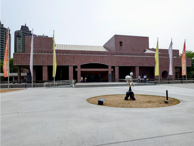 高雄市立美術館與英國泰德現代美術館合作推出《瞬間－穿越繪畫與攝影之旅》特展，14日宣布攜手臺南奇美博物館《從拉斐爾到梵谷：英國國家藝廊珍藏展》展，推出雙展聯票。（任義宇攝）