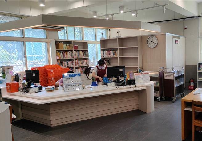 板桥民生图书阅览室改造后重新开放，提供舒适的阅读环境。（板桥区公所提供）
