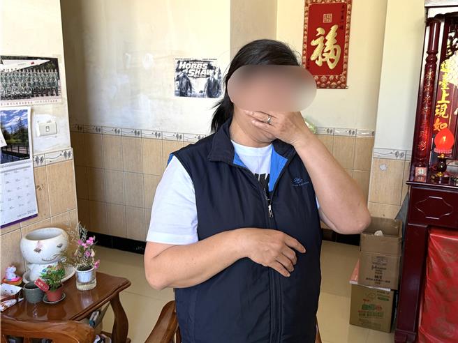 胡姓士官母亲泣诉，孩子已非军人身分，期望陆方能比照一般百姓的身分让他可以早日回家，也让已罹癌的胡父可以安心接受治疗。(于家麒摄)