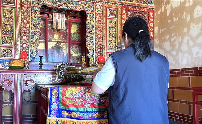 胡母每天烧香拜拜，祈求祖先、神明保佑，让日夜思念的孩子早日平安归来。(于家麒摄)