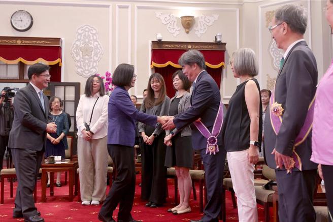 蔡英文总统今（14）日颁授行政院政务委员林万亿等16人勋章，感谢团队的付出和贡献，卫福部次长王必胜更带着妻子入府接受赠勋。（总统府提供）