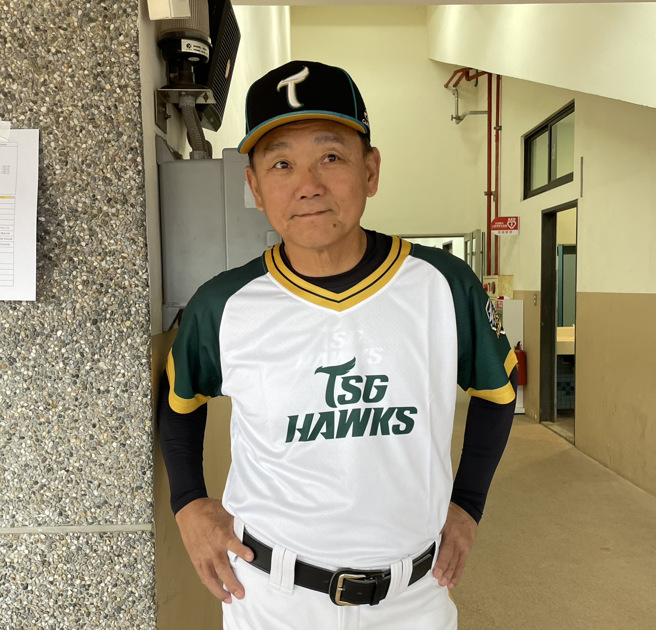 台鋼雄鷹總教練洪一中距離生涯執教千勝只差最後一步，5月14日過63歲生日的他正好又回到熟悉的桃園球場。（毛琬婷攝）