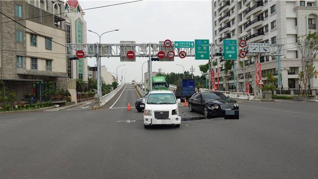 白色自小客車因迴轉與賓利車發生擦撞。（讀者提供／曹婷婷台南傳真）