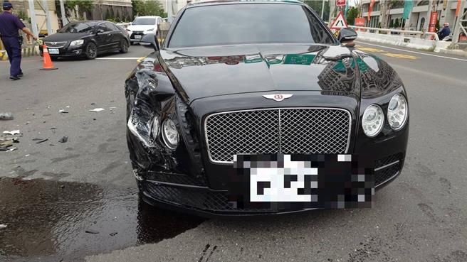 賓利右側車頭毀損。（讀者提供／曹婷婷台南傳真）