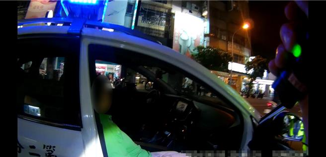 台中市北區74歲高姓女士日前在離家約400公尺處漢口路，突感身體不適直冒冷汗，幸經員警迅速通報119並連絡高婦兒子到場，順利將其送往中國附醫接受適當治療。（民眾提供／潘虹恩台中傳真）