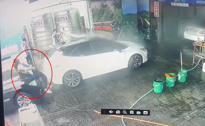 嘉義有加油站女員工在洗車時，不是遭後方BMW不明原因衝撞，導致肢體擦挫傷送醫救治。（圖／翻攝自臉書爆廢1公社）