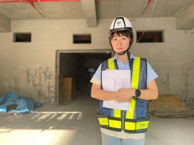 陈怡璇靠参加「产业人才投资方案」在职进修，拿到专业证照薪水翻倍。图/桃竹苗分署提供