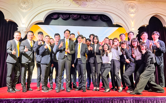 
永慶不動產台中勤美園道加盟店善用科技工具，今年第一季就達成3,500萬業績，刷新開幕10年來的單季新高紀錄。（永慶房產集團提供）
