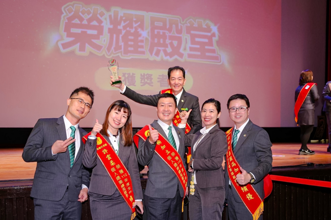 
認同有巢氏房屋深耕社區的理念，楊加立店東(圖中前)從同業前來加盟創業，今年第一季旗下兩間加盟店業績皆破千萬元！（永慶房產集團提供）
