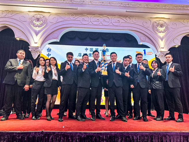 有賴加盟總部房市精準分析，張晉嘉店東4月開幕第3間加盟店，旗下台慶不動產台中水湳經貿加盟店也創造1800萬業績， （永慶房產集團提供）