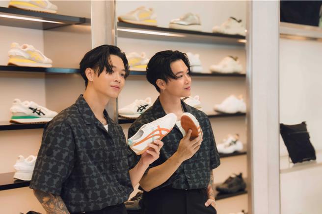 台中大遠百輕奢品牌蛻變新面貌，創作歌手高爾宣日前擔任一日店長。(遠百提供／洪凱音台北傳真)