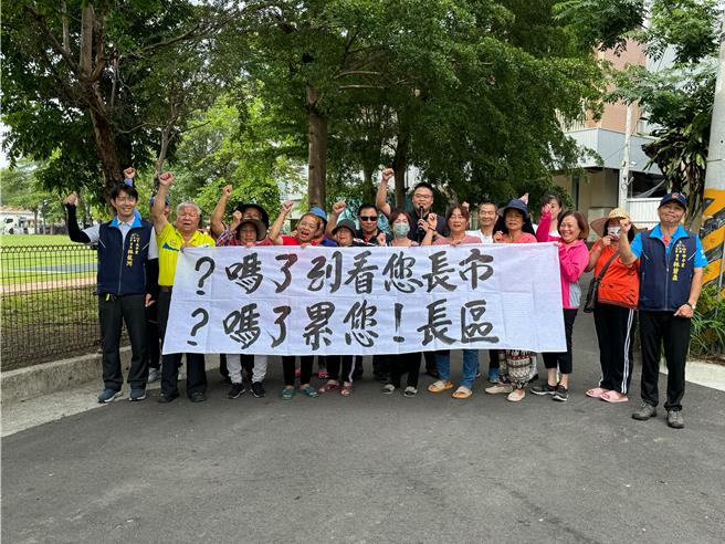 台中市太平區太平槌球場周邊行道樹枝幹下垂、落葉，民眾14日抗議擔心影響行車安全與市容；太平區公所說明，落葉於2月接獲通報即派廠商清理，另對於影響人車安全之下垂枝條，將擇日會勘確認修剪範圍。（里長黃楷能提供／潘虹恩台中傳真）