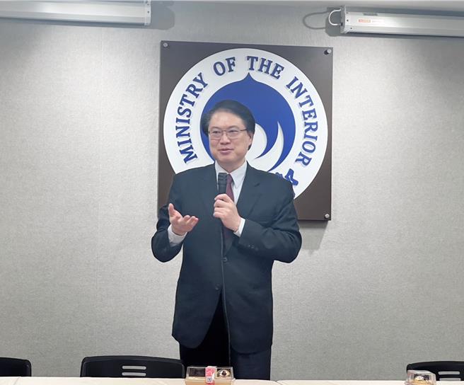 面对媒体问他喜欢当部长还是县市首长，林右昌表示，没有喜不喜欢，但当县市首长比较容易有成就感，是直接而且非常真实的。（游念育摄）