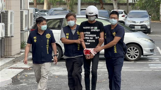 方青山（右二）在台中落网后，下午5点被带回台南市刑大侦讯。（张毓翎摄）