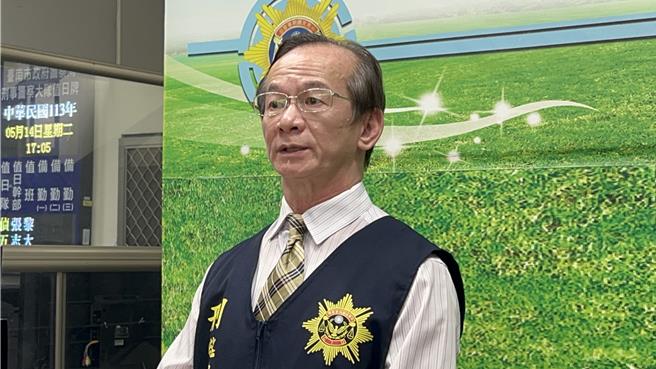 台南市警察局刑大大队长张文源今下午5点在南市刑大开记者会，感谢各单位通力合作迅速将方嫌逮捕解送归案。（张毓翎摄）